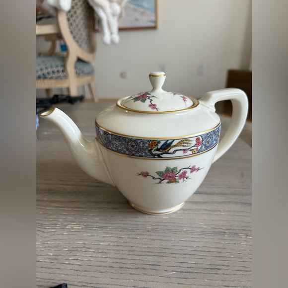 LENOX Antique Ming Fine Porcelain Lidded Teapot with Gold Trim